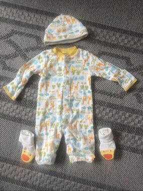 Carter’s new born yellow Trim Baby One-Piece with Giraffe Print hat and footies